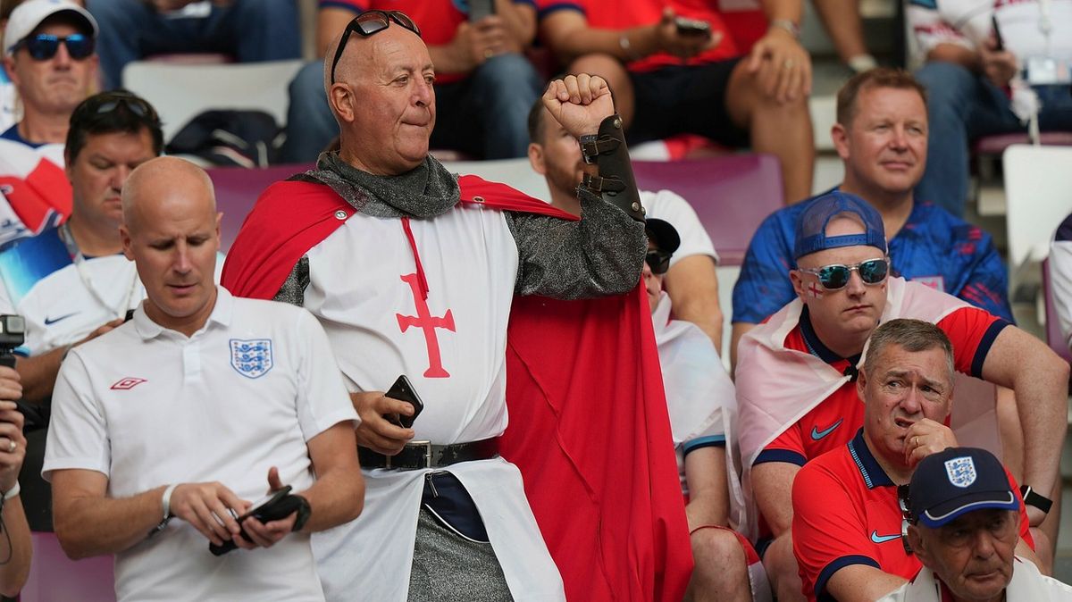 Angličtí fanoušci šokovali v Kataru tím, že šli na stadion za křižáky